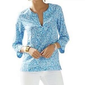 Lilly Pulitzer Womens Amelia Chasing Tail Top Small Blue Fish Cotton V-Neck 3/4